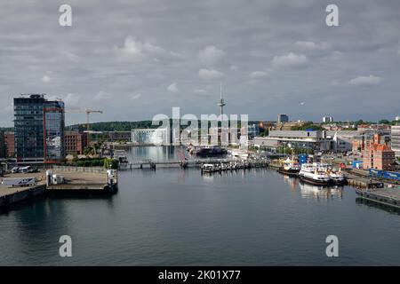 Kiel, Deutschland. 08. August 2022. Das Gebiet des Kieler Hafens. Im Hintergrund ist der Telekommunikationsturm im Bezirk Gaarden-Süd zu sehen. Daneben ist der Campus (M) in Kiel Hörn zu sehen. Quelle: Soeren Stache/dpa/Alamy Live News Stockfoto