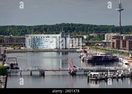 Kiel, Deutschland. 08. August 2022. Das Gebiet des Kieler Hafens. Im Hintergrund rechts ist der Telekommunikationsturm im Bezirk Gaarden-Süd zu sehen. Daneben befindet sich der Campus (M) in Kiel Hörn. Quelle: Soeren Stache/dpa/Alamy Live News Stockfoto