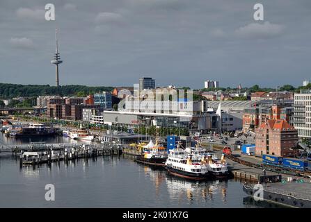 Kiel, Deutschland. 08. August 2022. Das Gebiet des Kieler Hafens. Im Hintergrund links der Fernmeldeturm im Bezirk Gaarden-Süd. Quelle: Soeren Stache/dpa/Alamy Live News Stockfoto