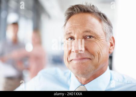 Seine Führungsqualitäten sind unbestritten. Porträt eines leitenden Geschäftsführers, der selbstbewusst lächelt – Copyspace. Stockfoto