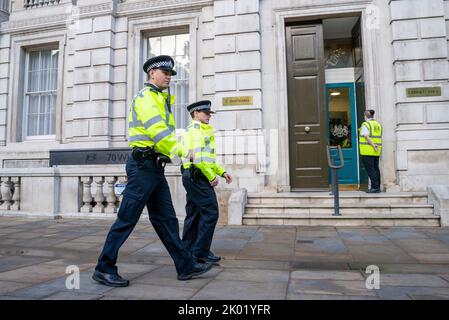 Polizeibeamte patrouillieren am Kabinett der britischen Regierung, 70 Whitehall, Westminster, London, Großbritannien. Sicherheit an der Tür Stockfoto