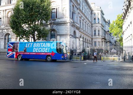 Ein Schwindel-Bus von Extinction Rebellion mit dem Aussehen eines Liz Truss-Kampagnenbusses vor der Downing Street. Lasst Großbritannien entscheiden, die Versammlung der Briten Stockfoto
