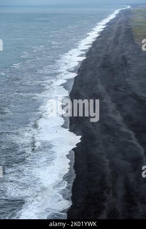 Der lange schwarze Sandstrand von den Klippen von Dyrholaey aus gesehen, in der Nähe von Vik, Island Stockfoto