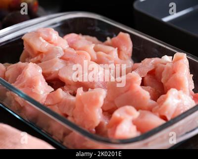 Stücke von rohem Hähnchenfilet in einem Glasbackblech. Close-Up Stockfoto