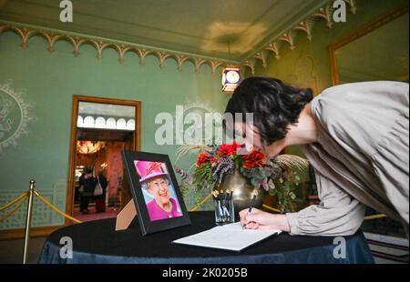 Brighton UK 9. September 2022 - Ein Kondolenzbuch für die Königin wird heute im Royal Pavilion in Brighton unterzeichnet, nachdem ihr Tod im Alter von 96 Jahren gestern bekannt gegeben wurde. Elizabeth II regierte 70 Jahre lang als britische Monarch : Credit Simon Dack / Alamy Live News Stockfoto