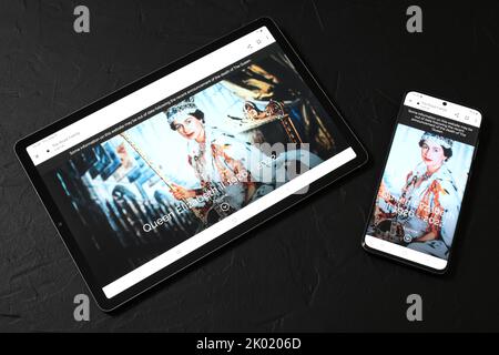 Kiew, Ukraine - 09. September 2022: Tablet-PC und Smartphone mit der offiziellen britischen Website auf dem Bildschirm: Queen Elizabeth II, die längste Dienstzeit Großbritanniens Stockfoto