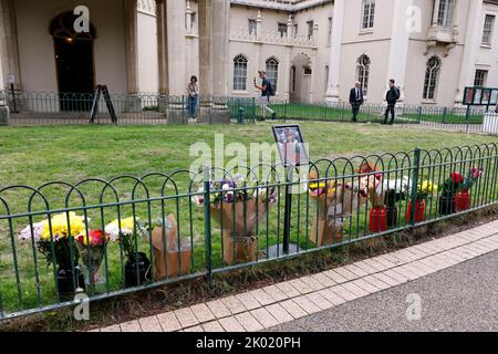 Royal Pavilion, City of Brighton & Hove, East Sussex, Großbritannien. Menschen der Stadt Brighton & Hove hinterlassen im Royal Pavilion in Brighton Blumen des Beileidsgefühls über den Tod von Königin Elizabeth II. 9.. September 2022 Stockfoto