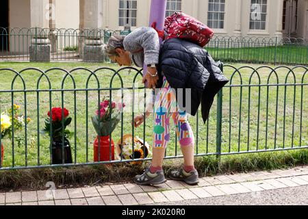 Royal Pavilion, City of Brighton & Hove, East Sussex, Großbritannien. Menschen der Stadt Brighton & Hove hinterlassen im Royal Pavilion in Brighton Blumen des Beileidsgefühls über den Tod von Königin Elizabeth II. 9.. September 2022 Stockfoto