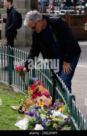 Royal Pavilion, City of Brighton & Hove, East Sussex, Großbritannien. Menschen der Stadt Brighton & Hove hinterlassen im Royal Pavilion in Brighton Blumen des Beileidsgefühls über den Tod von Königin Elizabeth II. 9.. September 2022 Stockfoto