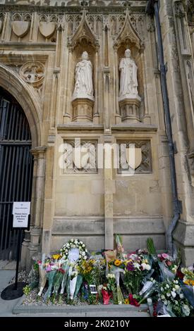 Nach dem Tod von Königin Elizabeth II. Am Donnerstag wurden in der Kathedrale von Canterbury in Kent Blumengebete unter den Statuen der Königin und des Prinzen Philip zurückgelassen. Bilddatum: Freitag, 9. September 2022. Stockfoto