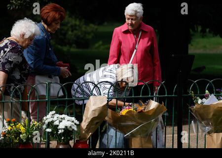 Royal Pavilion, City of Brighton & Hove, East Sussex, Großbritannien. Menschen der Stadt Brighton & Hove hinterlassen im Royal Pavilion in Brighton Blumen des Beileidsgefühls über den Tod von Königin Elizabeth II. 9.. September 2022 Stockfoto