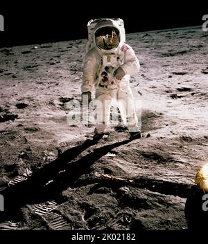 Edwin Aldrin beim Spaziergang auf der Mondoberfläche. Neil Armstrong, der das Foto aufgenommen hat, spiegelt sich in Aldrins Helmvisier wider Stockfoto