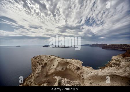 Im Herzen von Santorini führt Ein Pfad zu einem herzförmigen Loch in der Caldera, das für den Sonnenuntergang mit Blick auf das Meer von Thera, Santorini, beliebt ist Stockfoto