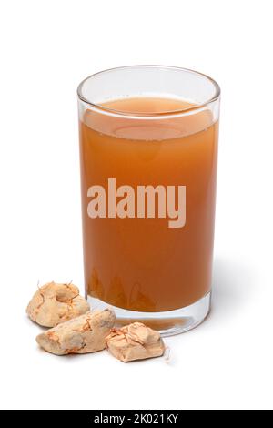 Glas mit kaltem Baobab-Getränk aus der Nähe isoliert auf weißem Hintergrund Stockfoto