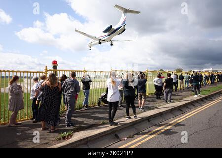 London, Großbritannien. 09. September 2022. König Charles kommt nach dem gestrigen Nachmittag nach dem Tod seiner Mutter, Königin Elizabeth II., bei RAF Northolt in London an. Großbritanniens längster amtierender Monarch starb im Alter von 96 Jahren im Balmoral Castle. Bildnachweis: Ben Cawthra/Sipa USA **KEINE Verkäufe in Großbritannien** Bildnachweis: SIPA USA/Alamy Live News Stockfoto
