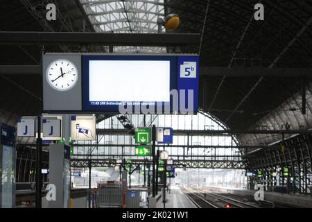 Amsterdam, Niederlande. 09. September 2022. Am 9. September 2022 in Amsterdam, Niederlande, wurde auf dem leeren Bahnsteig am Hauptbahnhof eine elektronische Übersichtsanzeige mit dem Zugziel Rotterdam abgesagt. Die Arbeiter der niederländischen Eisenbahn entschieden sich für einen Streik, nachdem ihre Forderungen nach einer Gehaltserhöhung abgelehnt wurden. Streik in den Niederlanden verursacht Reiseunterbrechungen und beeinträchtigt das Leben der Bewohner und Reisenden der Stadt erheblich.(Foto von Paulo Amorim/Sipa USA) Quelle: SIPA USA/Alamy Live News Stockfoto