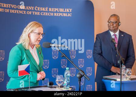 Prag, Tschechische Republik. 09. September 2022. Die tschechische Verteidigungsministerin Jana Cernochova (L) und der US-Verteidigungsminister Lloyd Austin (R) wurden während der gemeinsamen Pressekonferenz gesehen. Der US-Verteidigungsminister besucht die Tschechische Republik, wo er sich mit dem tschechischen Verteidigungsminister trifft. Kredit: SOPA Images Limited/Alamy Live Nachrichten Stockfoto