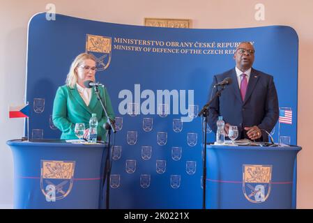 Prag, Tschechische Republik. 09. September 2022. Die tschechische Verteidigungsministerin Jana Cernochova (L) und der US-Verteidigungsminister Lloyd Austin (R) wurden während der gemeinsamen Pressekonferenz gesehen. Der US-Verteidigungsminister besucht die Tschechische Republik, wo er sich mit dem tschechischen Verteidigungsminister trifft. Kredit: SOPA Images Limited/Alamy Live Nachrichten Stockfoto