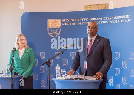 Prag, Tschechische Republik. 09. September 2022. Die tschechische Verteidigungsministerin Jana Cernochova (L) und der US-Verteidigungsminister Lloyd Austin (R) wurden während der gemeinsamen Pressekonferenz gesehen. Der US-Verteidigungsminister besucht die Tschechische Republik, wo er sich mit dem tschechischen Verteidigungsminister trifft. Kredit: SOPA Images Limited/Alamy Live Nachrichten Stockfoto