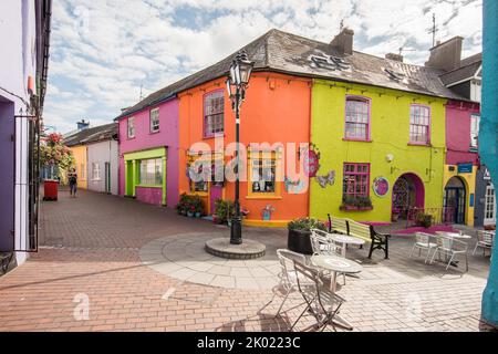 Bunt bemalte Immobilien in Kinsale, einem historischen Hafen- und Fischerort, etwa 25 km südlich von Cork City an der Südostküste Irlands. Stockfoto