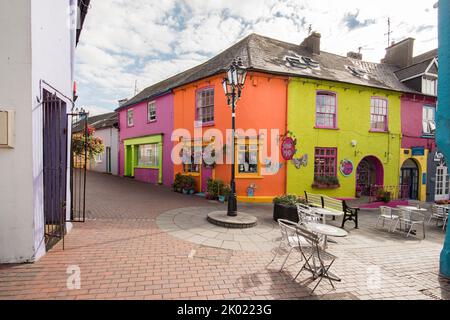 Bunt bemalte Immobilien in Kinsale, einem historischen Hafen- und Fischerort, etwa 25 km südlich von Cork City an der Südostküste Irlands. Stockfoto