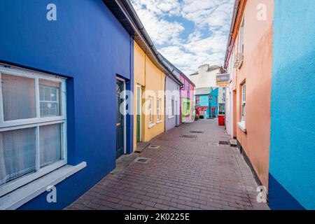 Bunt bemalte Immobilien in Kinsale, einem historischen Hafen- und Fischerort, etwa 25 km südlich von Cork City an der Südostküste Irlands. Stockfoto