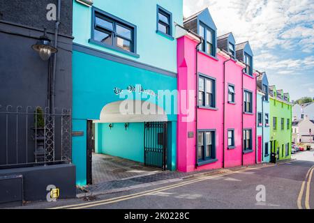 Bunt bemalte Immobilien in Kinsale, einem historischen Hafen- und Fischerort, etwa 25 km südlich von Cork City an der Südostküste Irlands. Stockfoto