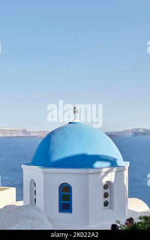 Berühmte drei Blaue Domes in Oia Santorini Stockfoto