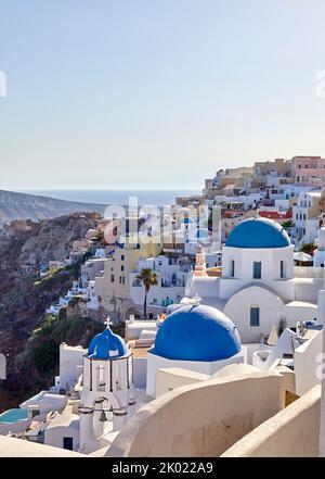 Berühmte drei Blaue Domes in Oia Santorini Stockfoto