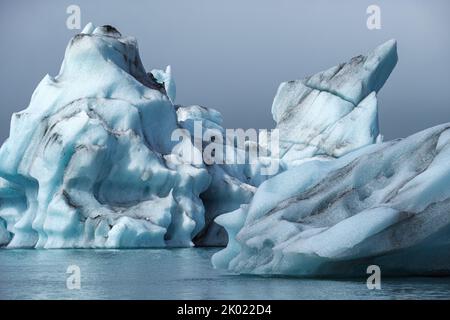 Eisberge, die vom Breidamerkurjokull-Gletscher in der Jokulsarlon-Gletscherlagune, Island, zum Meer hin abgebrochen sind Stockfoto