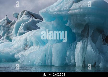 Eisberge, die vom Breidamerkurjokull-Gletscher in der Jokulsarlon-Gletscherlagune, Island, zum Meer hin abgebrochen sind Stockfoto