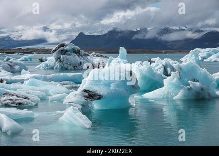 Eisberge, die vom Breidamerkurjokull-Gletscher in der Jokulsarlon-Gletscherlagune, Island, zum Meer hin abgebrochen sind Stockfoto