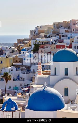 Berühmte drei Blaue Domes in Oia Santorini Stockfoto