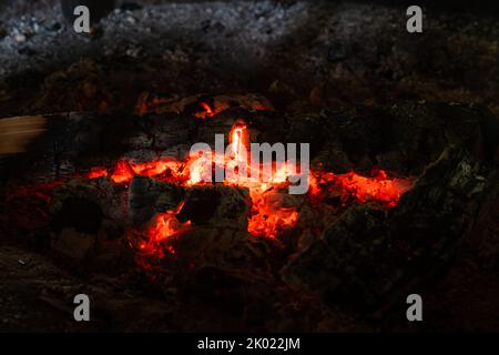 Glühender Ember in der Mitte der Feuerstelle aus der Nähe Stockfoto