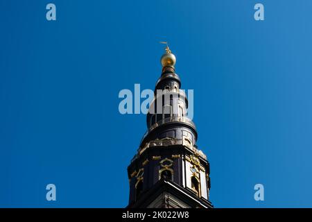 Spiralförmige Spitze des Turms der Kirche unseres Erlösers in Kopenhagen, Dänemark gegen den blauen Himmel im Sommer Stockfoto