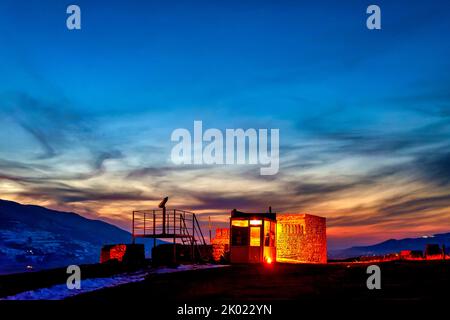 Sonnenuntergang über dem Innenhof der Festung, Gori, Georgien Stockfoto