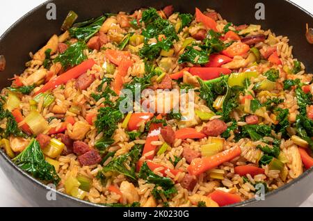 Hähnchen, Lauch und brauner Reis unter Rühren braten Stockfoto