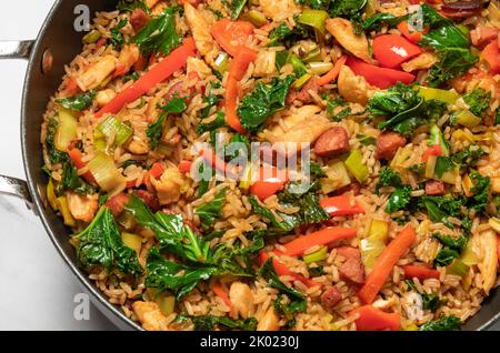 Hähnchen, Lauch und brauner Reis unter Rühren aus nächster Nähe braten Stockfoto