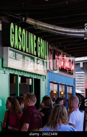 Kopenhagen, Dänemark. 13. August 2022. Vor dem Gasoline Grill in Broens Gadekokken, dem Straßenrestaurant im Kopenhagener Hafen, standen die Leute Schlange Stockfoto