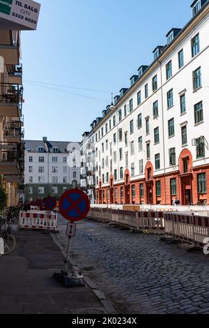 Kopenhagen, Dänemark. 13. August 2022. Keine Stoppschilder auf der Straße, die in Kopenhagen, Dänemark, renoviert wird Stockfoto