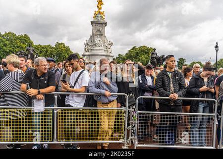 London, Großbritannien. 9. September 2022. Vor dem Buckingham Palast versammeln sich große Menschenmengen, um Königin Elizabeth II zu ehren, während die Nation eine 10-tägige Trauerperiode beginnt. Königin Elizabeth II. War die längste regierende Monarchin Großbritanniens, die am Mittwoch, dem 8. September, im Alter von 96 Jahren im Balmoral Castle starb und von ihrem Sohn König Charles III abgelöst wird. Credit amer Ghazzal/Alamy Live News Stockfoto