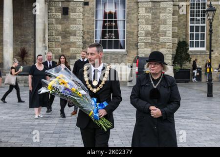 Salisbury , Großbritannien, 9.. September 2022, Bürgermeister von Salisbury, Cllr Tom Corbin legt Blumen in Salisbury Guildhall nach dem Tod Ihrer Majestät Königin Elizabeth II Freitag, 9.. September 2022. Stockfoto