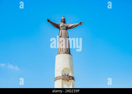 Tscheboksary, Russland. 2022, Juli 25. Mutter Patronin Denkmal am Ufer der Bucht in Cheboksary, Tschuwaschien, Russland. Die Hauptattraktion der Stadt Stockfoto