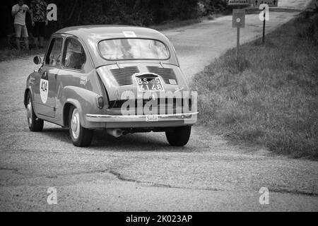 URBINO - ITALIEN - JUN 16 - 2022 : FIAT 600 1956 auf einem alten Rennwagen in der Rallye Mille Miglia 2022 das berühmte historische Rennen italiens (1927-1957 Stockfoto