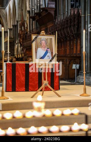 Salisbury , Großbritannien, 9.. September 2022, nach dem Tod Ihrer Majestät Königin Elizabeth II., zollen Mitglieder der öffentlichen Kirche in der Kathedrale von Salisbury ihren Respekt Die Wiltshire Cathedral ist für Mitglieder der Öffentlichkeit zum Gebet und zum Kerzenschein geöffnet. Freitag, 9.. September 2022. Stockfoto