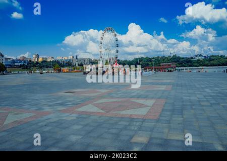 Tscheboksary, Russland. 2022, Juli 25. Krasnaja Platz im Stadtzentrum. Riesenrad am Ufer der Cheboksary Bay. Stockfoto