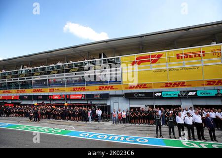 (L bis R): George Russell (GBR) Mercedes AMG F1; Lewis Hamilton (GBR) Mercedes AMG F1; Stefano Domenicali (ITA) Formel-1-Präsident und CEO; Mohammed bin Sulayem (VAE) FIA-Präsident; Ross Brawn (GBR) Managing Director, Motorsport; Und Dr. Angelo Sticki Damiani (ITA) Aci CSAI Präsident, in den Gruben, als eine Schweigeminute zum Gedenken an Königin Elizabeth II gehalten wird. Großer Preis von Italien, Freitag, 9.. September 2022. Monza Italien. Stockfoto