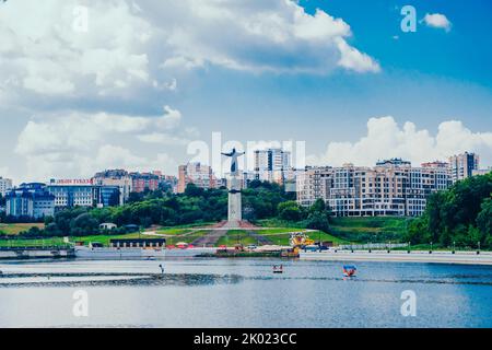 Tscheboksary, Russland. 2022, Juli 25. Mutter Patronin Denkmal am Ufer der Bucht in Cheboksary, Tschuwaschien, Russland. Die Hauptattraktion der Stadt Stockfoto