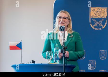 Prag, Tschechische Republik. 09. September 2022. Die tschechische Verteidigungsministerin Jana Cernochova spricht bei einer gemeinsamen Pressekonferenz mit den Medien. Der US-Verteidigungsminister besucht die Tschechische Republik, wo er sich mit dem tschechischen Verteidigungsminister trifft. (Foto von Tomas Tkacik/SOPA Images/Sipa USA) Quelle: SIPA USA/Alamy Live News Stockfoto