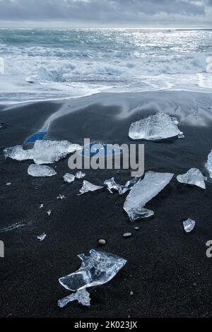 Eisblöcke von der Gletscherlagune Jokulsarlon, die am Diamond Beach in Island aufgespült wurde Stockfoto